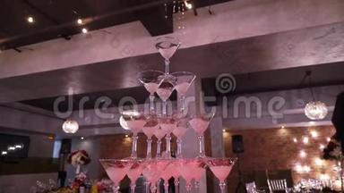在餐厅举行的宴会上，<strong>金字塔</strong>式的香槟酒杯塔